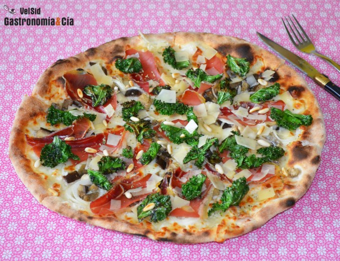 Pizza con kale, berenjena y jamón