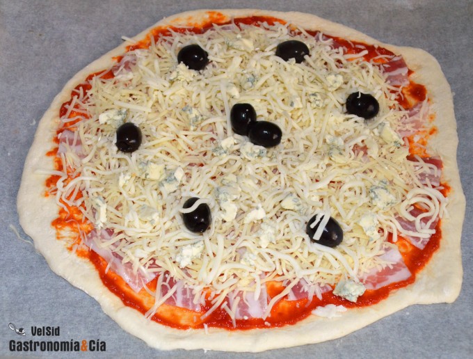 Pizza de panceta y queso azul