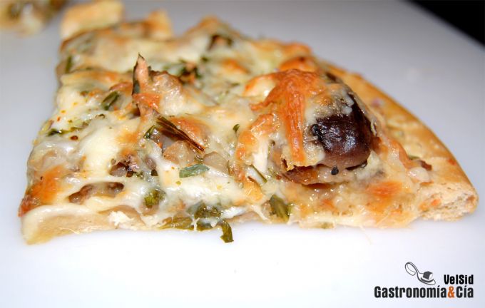 Pizza de pollo, setas y pasta de jengibre y ajo