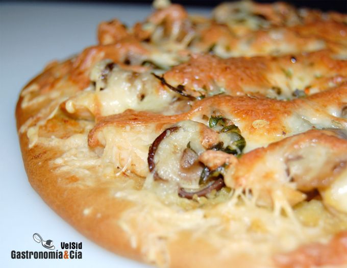 Pizza de pollo, setas y pasta de jengibre y ajo