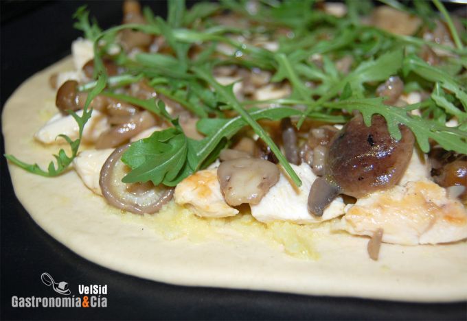 Pizza de pollo, setas y pasta de jengibre y ajo