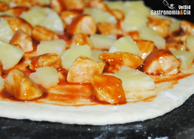 Pizza de pollo, piña y salsa barbacoa