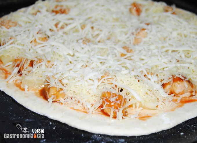 Pizza de pollo, piña y salsa barbacoa