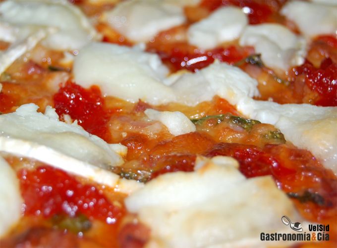 Pizza con queso de cabra y pimientos confitados