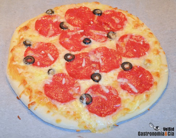 Receta de pizza artesana de salami y mozzarella