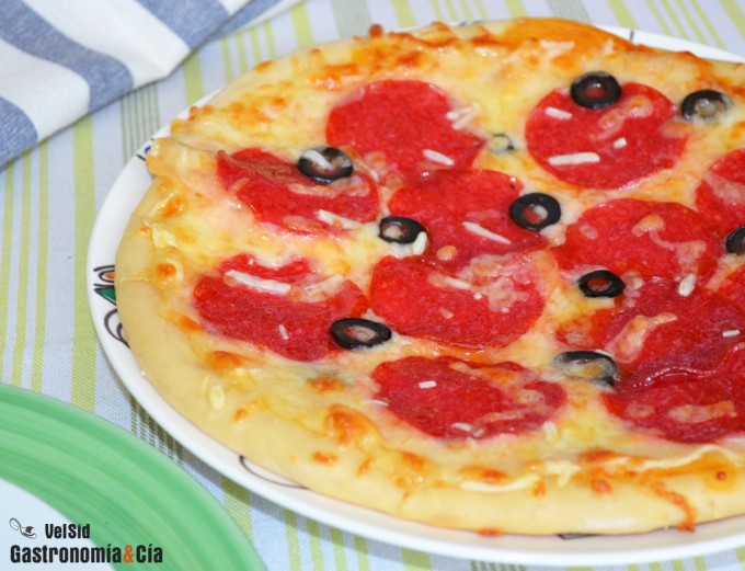 Receta de pizza artesana de salami y mozzarella