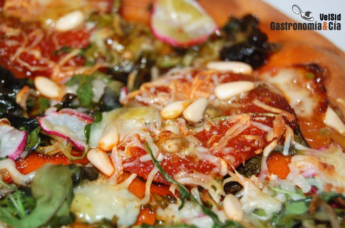 Pizza de sobrasada con vinagreta de miel