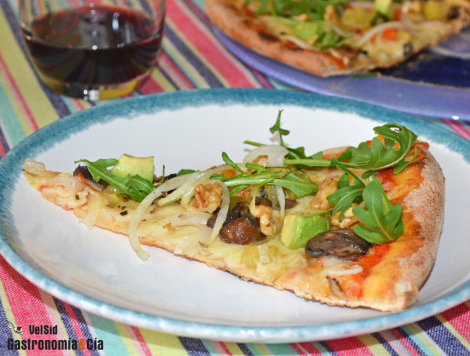 Pizza vegetariana con aguacate y nueces