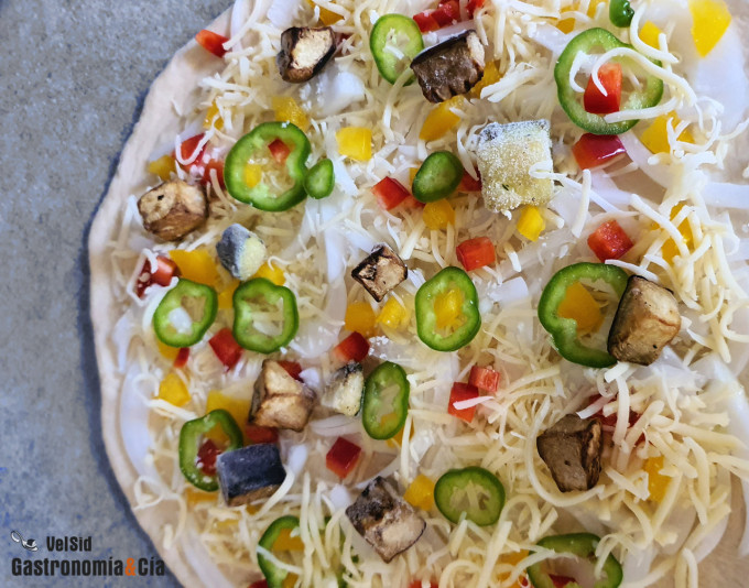 Pizza de verduras (sin tomate), aguacate y jamón ibéric