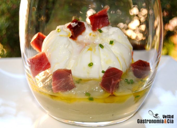 Huevo poché trufado con crema de alcachofas