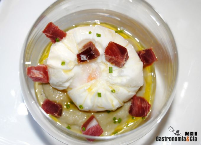 Huevo poché trufado con crema de alcachofas