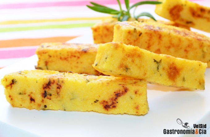Palitos de polenta con parmesano y romero