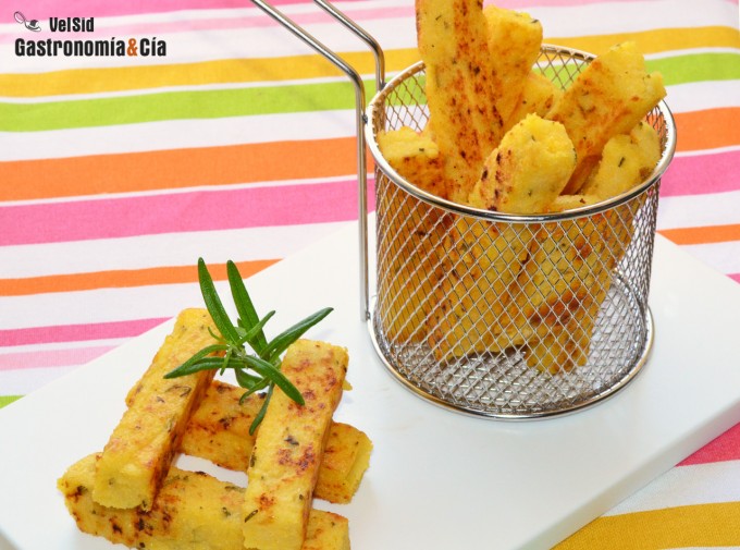 Palitos de polenta con parmesano y romero