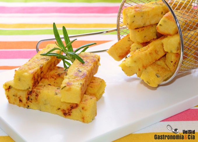 Palitos de polenta con parmesano y romero