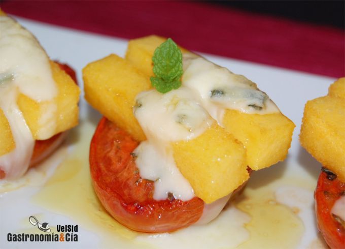 Polenta frita con tomates al horno y gorgonzola