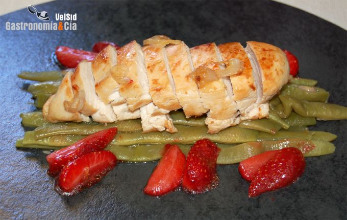 Pollo con ajoblanco de coco y fresas