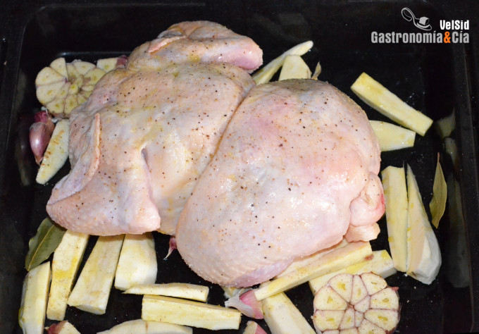 Pollo al horno con boletus y chirivía