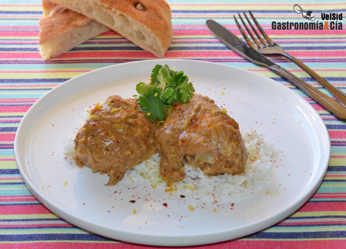 Pollo con salsa de cacahuetes y limón encurtido