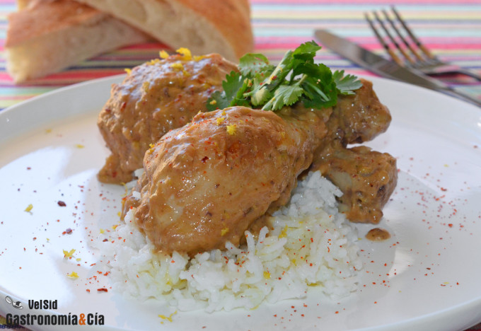 Pollo con salsa de cacahuetes y limón encurtido