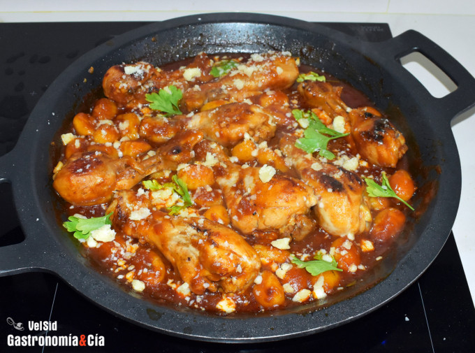 Muslos de pollo con gnocchi en salsa