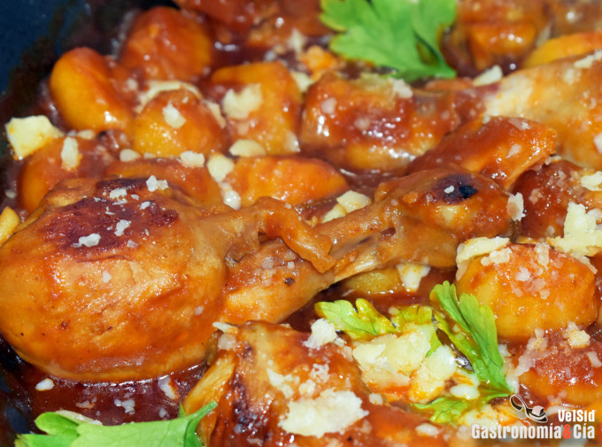 Muslos de pollo con gnocchi en salsa