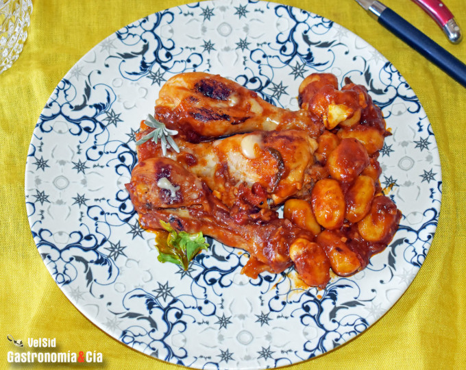 Muslos de pollo con gnocchi en salsa