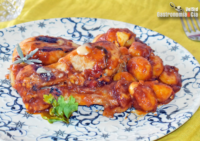 Muslos de pollo con gnocchi en salsa