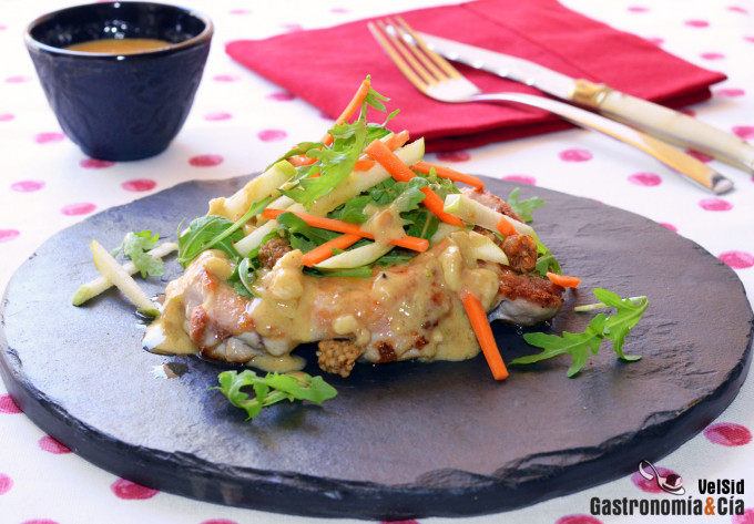 Pollo con rúcula, manzana y vinagreta de avellanas y li