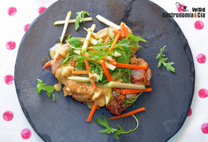 Pollo con rúcula, manzana y vinagreta de avellanas y li
