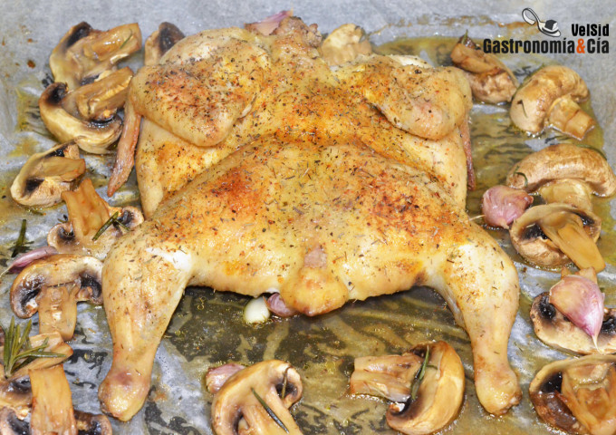Pollo mariposa al horno, con champiñones y especias bah