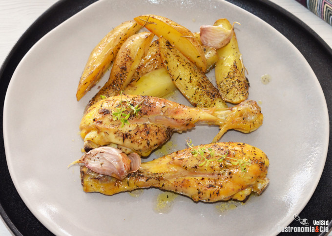Pollo con patatas al horno, la receta más fácil