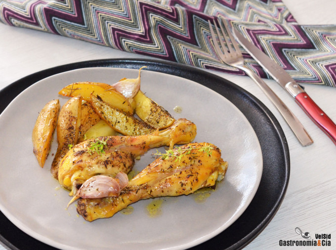 Pollo con patatas al horno, la receta más fácil