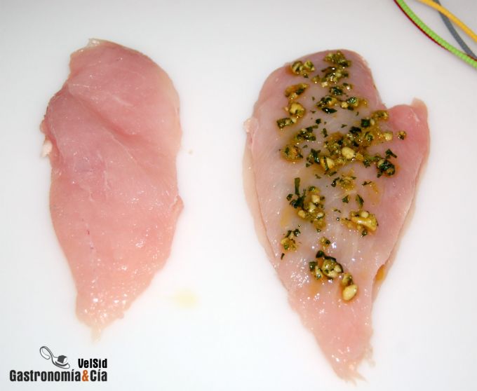 Pollo relleno de pesto de avellanas y ajo asado