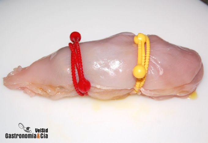 Pollo relleno de pesto de avellanas y ajo asado