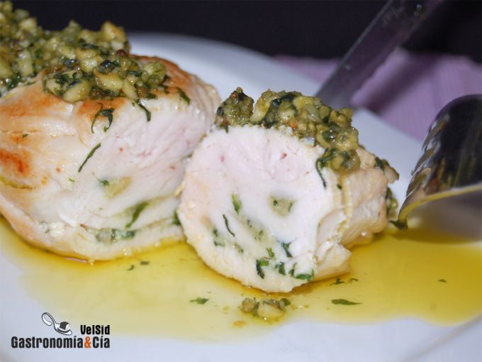 Pollo relleno de pesto de avellanas y ajo asado