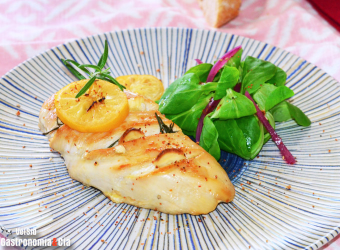 Pechuga de pollo con romero, ajo y limón encurtido