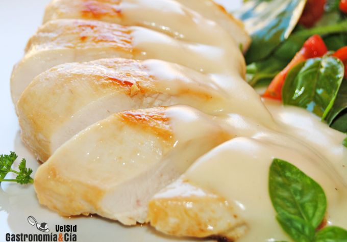 Pechuga de pollo a la plancha con salsa suprema 