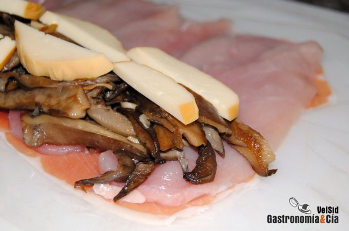 Pollo relleno de setas y queso ahumado