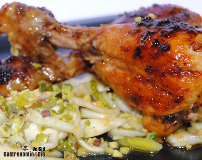 Muslos de pollo con pimienta Sichuan, hinojo y pistacho