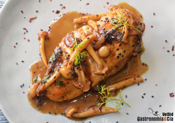 Pollo con salsa de coco, wasabi y soja