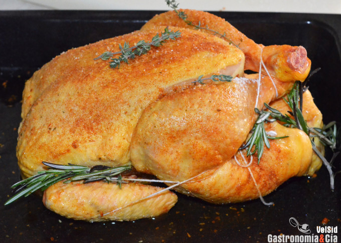 Pollo asado con hierbas aromáticas y especias