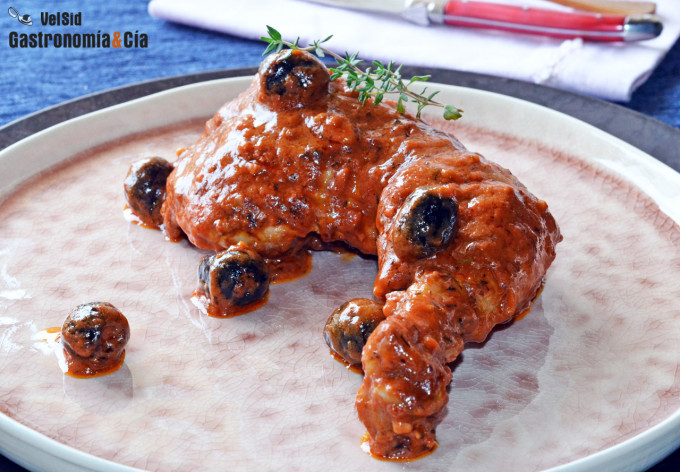 Pollo en salsa romesco con aceitunas