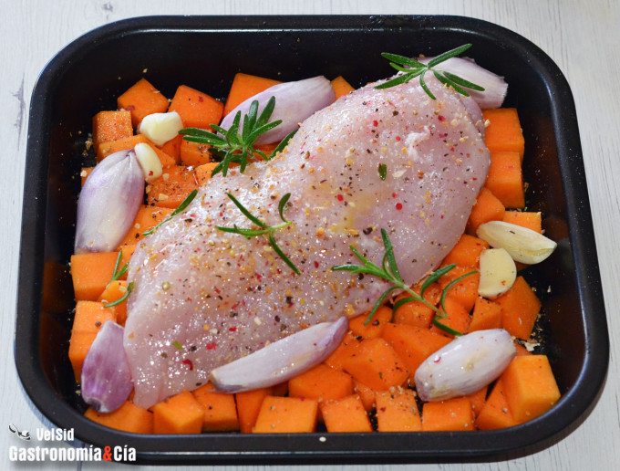 Pechuga de pollo con calabaza y guisantes