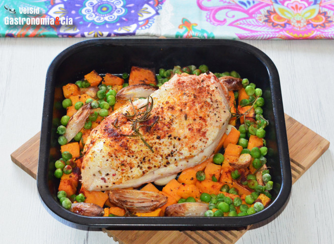 Pechuga de pollo con calabaza y guisantes