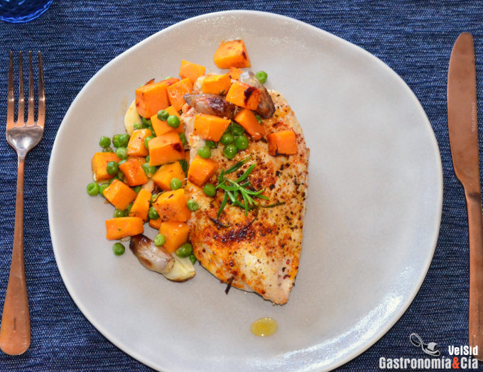 Pechuga de pollo con calabaza y guisantes
