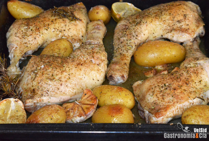 Pollo al horno con patatas, ajo y romero