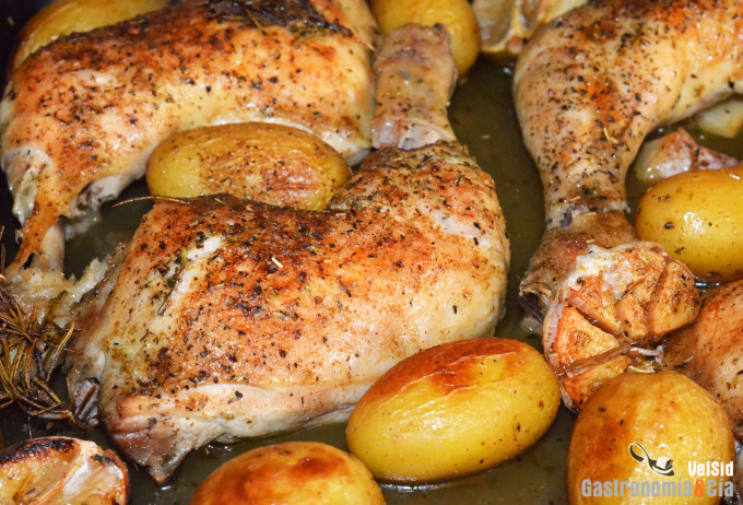 Pollo al horno con patatas, ajo y romero