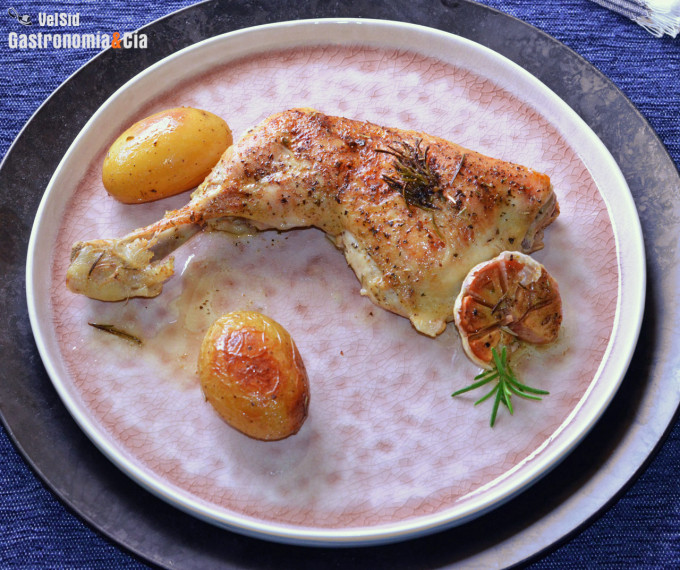 Pollo al horno con patatas, ajo y romero