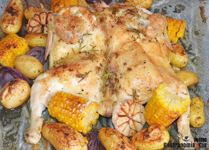 Pollo mariposa al horno, con patatas y mazorcas de maíz
