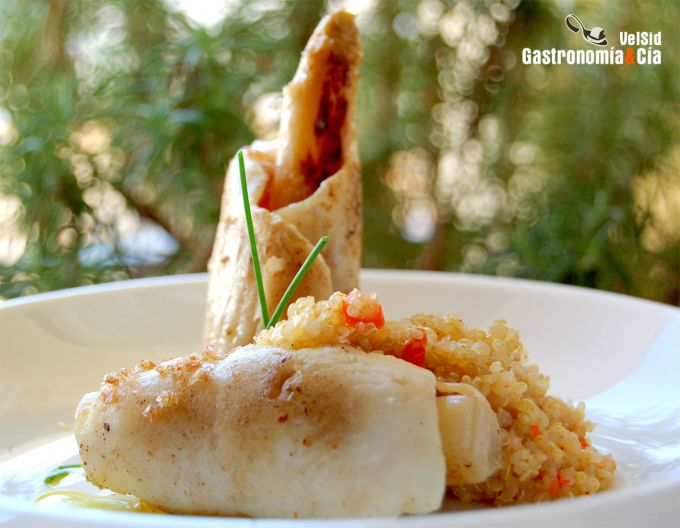 Paupiettes de merluza con espárragos y quinoa vainillad